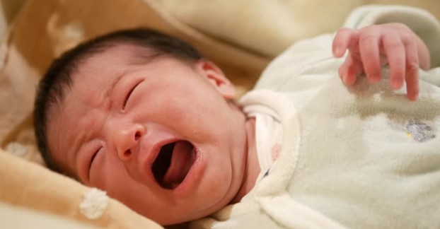 Theo dân gian mọi người thường quen với tên gọi là khóc dạ đề tâm linh, nhưng thực chất theo khoa học định nghĩa đây là chứng Infant Colic, hay còn gọi là đau bụng ở trẻ sơ sinh. 