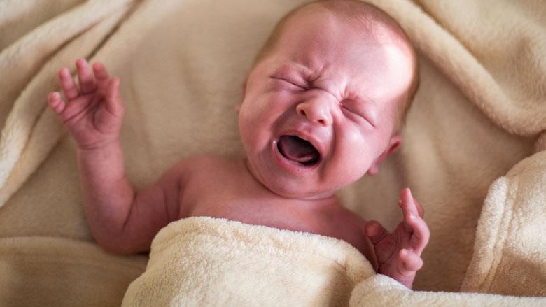 Theo dân gian mọi người thường quen với tên gọi là khóc dạ đề tâm linh, nhưng thực chất theo khoa học định nghĩa đây là chứng Infant Colic, hay còn gọi là đau bụng ở trẻ sơ sinh.