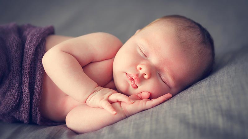Khóc đêm là một hiện tượng phổ biến thường gặp ở trẻ sơ sinh, cho thấy sự phát triển bình thường của con khi làm quen với môi trường xung quanh. Bố mẹ có thể dựa vào biểu hiện và tiếng khóc của con để đoán bé đang khóc hờn, khóc quấy hay khóc do bệnh lý,...